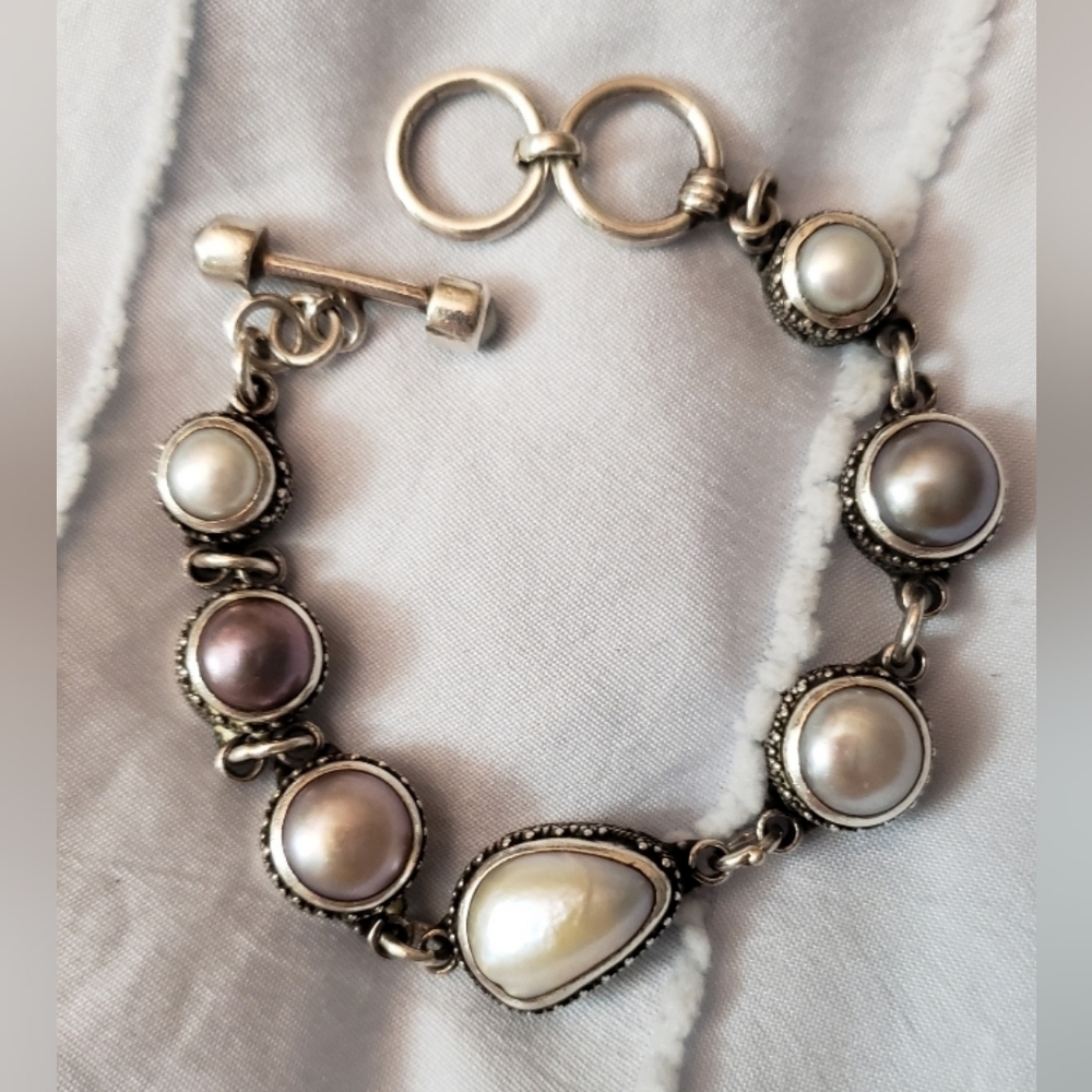 Elegant Pearl Bracelet in Silver Setting